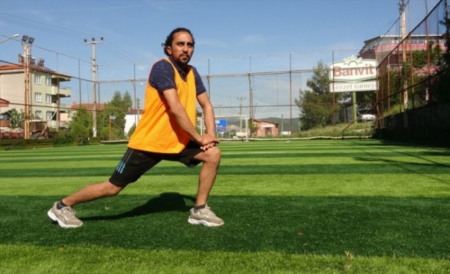 Çanakkale'de yaşayan Afganistanlı genç futbol hakemi mesleğini Türkiye'de sürdürmek istiyor
