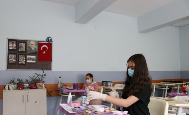 Edirne'de dezavantajlı öğrenciler atık malzemelerden rengarenk çiçek yetiştirme alanları oluşturdu