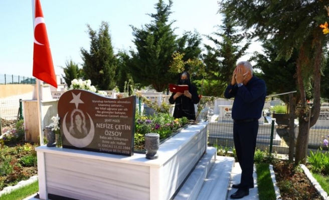 Edirne'de kısıtlamadan muaf tutulan şehit yakınları kabristan ziyaretinde bulundu