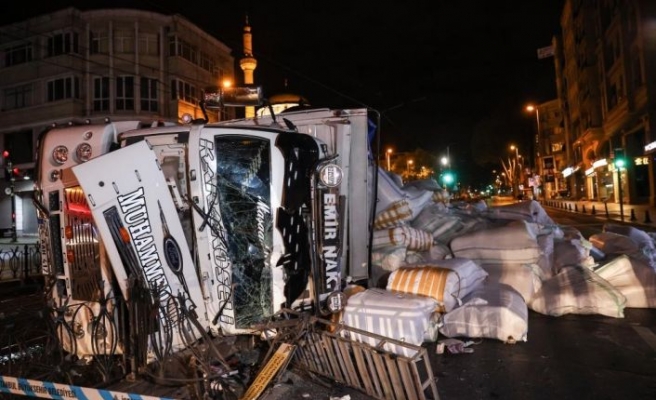 İstanbul'da virajı alamayan kamyon tramvay yoluna devrildi, 1 kişi yaralandı