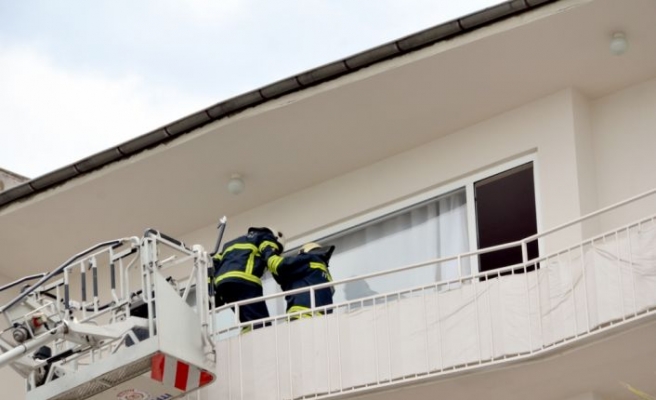 Kocaeli'de apartmanın 5. katındaki daireye balkondan giren itfaiye gaz sızıntısını önledi