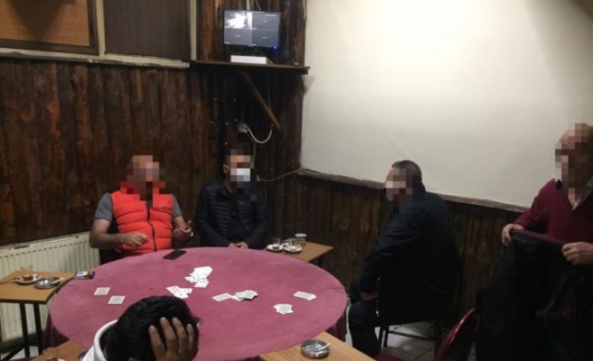 Kocaeli'de Kovid-19 tedbirlerini ihlal edip iskambil oynayan 6 kişiye para cezası verildi