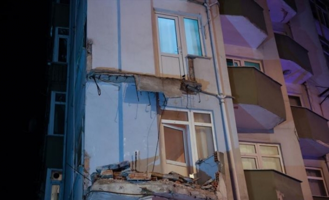 Avcılar'da bir apartmanın balkonu çöktü