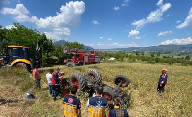 Bilecik'te tarlasını sürerken devrilen traktörün altında kalan sürücü öldü