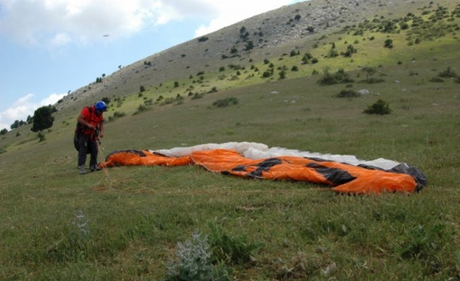 Bilecik'teki Hasan Dağı mesafe uçuşu yapmak isteyen yamaç paraşütçülerinden ilgi görüyor