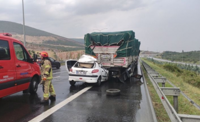 Bursa'da tıra çarpan otomobilin sürücüsü hayatını kaybetti