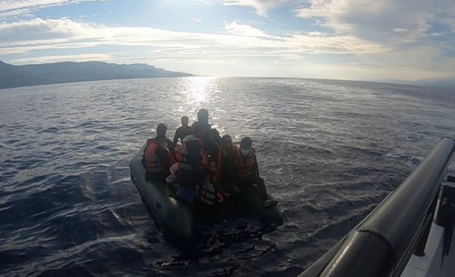 Çanakkale açıklarında Türk kara sularına itilen 17 düzensiz göçmen kurtarıldı