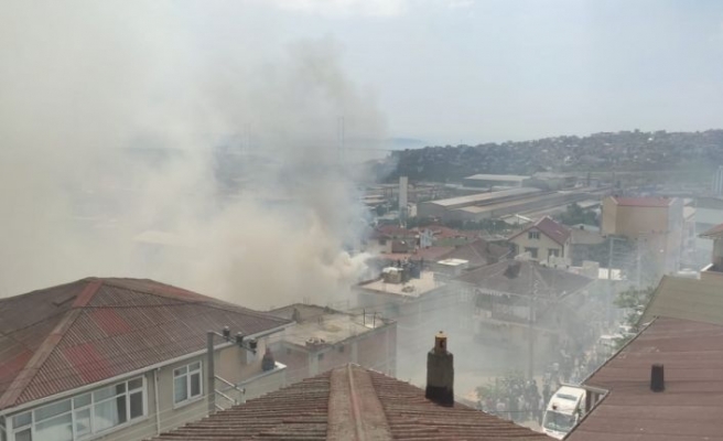 Kocaeli'de apartmanın çatısında çıkan yangın 4 binada hasara neden oldu