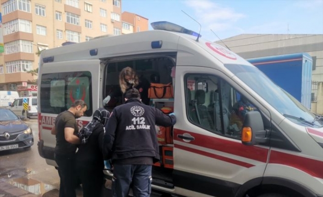Kocaeli'de özel halk otobüsünün çarptığı otomobildeki hamile kadın yaralandı