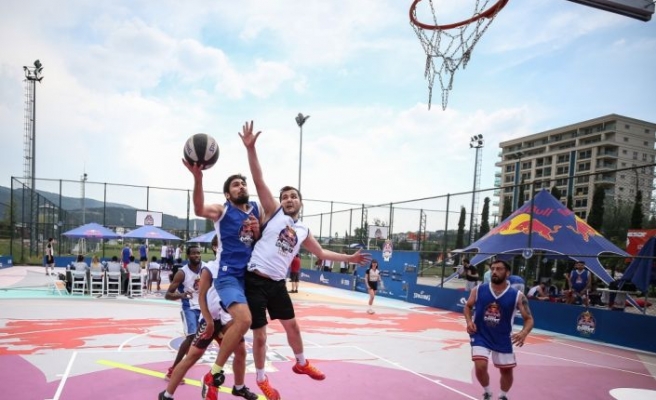 “Red Bull Half Court 3x3“ sokak basketbolu turnuvasının ilk eleme turu Bursa'da yapıldı