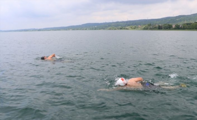 Sakarya'da görme engelli yüzücüler, Adapazarı şehitleri için Sapanca Gölü'nü yüzerek geçti