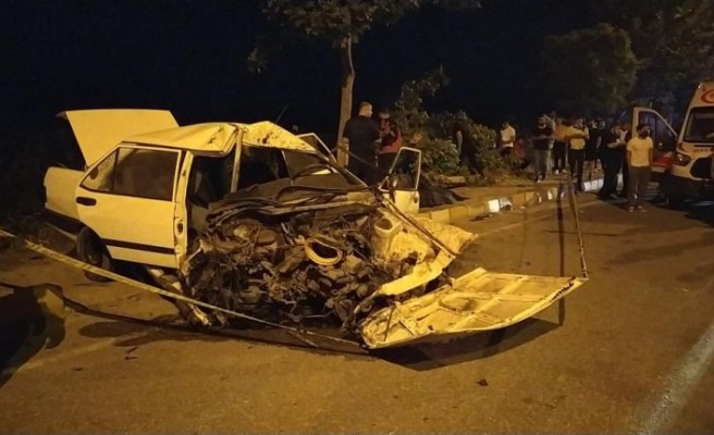 Sakarya'da otomobil ağaca çarptı: 1 ölü, 1 yaralı