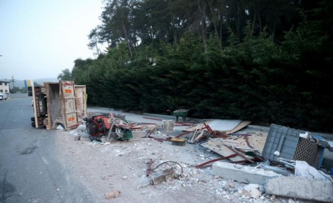 Sarıyer’de devrilen kamyonetteki 2 kişi yaralandı