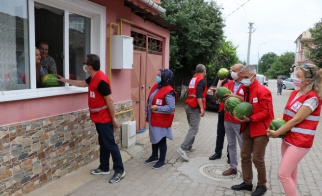 Türk Kızılay üreticilere destek için iş adamlarının yardımıyla aldığı 16,5 ton karpuzu Edirne'de dağıttı