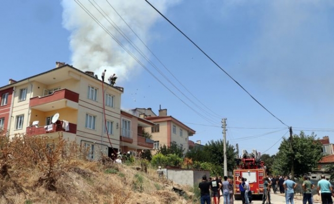 Edirne'de bir apartmanın çatısında çıkan yangın hasara neden oldu