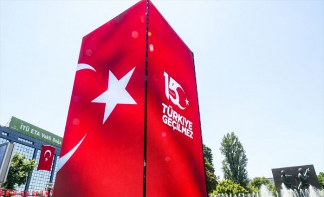 İstanbul ve Ankara'da kurulan led kulelerde, darbe girişimine karşı milletin mücadelesi anlatıldı