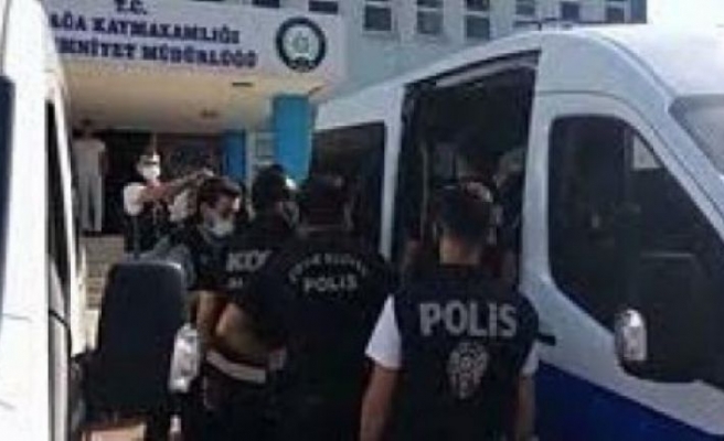 İzmir merkezli yasa dışı silah ticareti operasyonunda yakalanan 15 şüpheli tutuklandı