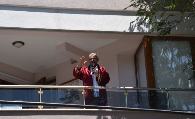 Kovid-19 tedavisi gören belediye başkanı evinin balkonundan nikah kıydı