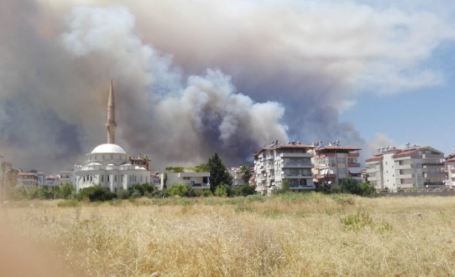 Manavgat’ta büyük orman yangını: Mahalleler boşaltılmaya başlandı