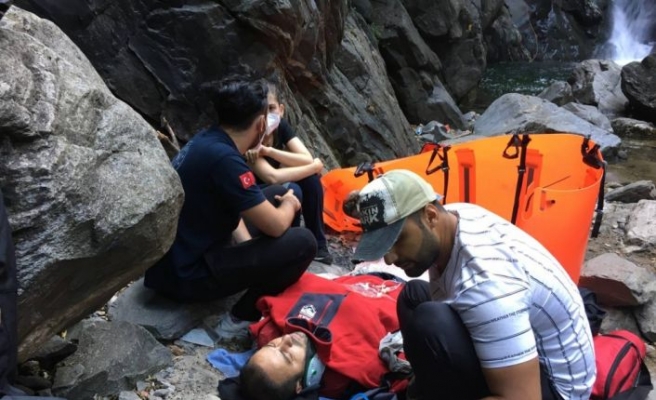 Uludağ'ın eteklerinde şelalede serinlerken düşerek yaralanan kişi helikopterle kurtarıldı