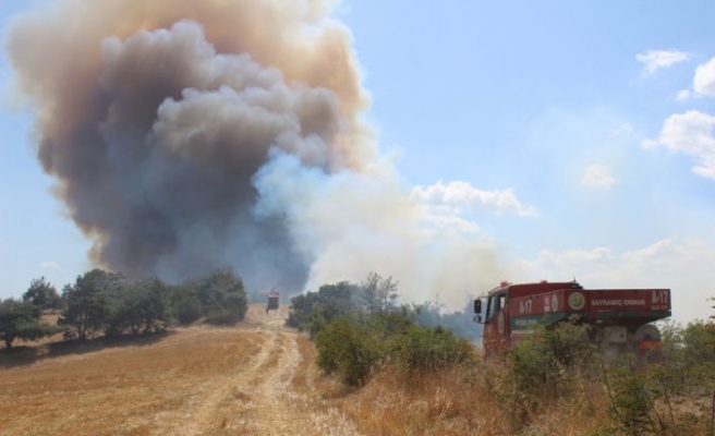 GÜNCELLEME - Çanakkale'nin Bayramiç ilçesinde çıkan orman yangınına havadan ve karadan müdahale ediliyor