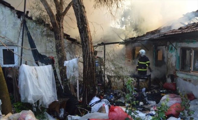 Kırklareli'nde iki ev yanarak kullanılamaz hale geldi