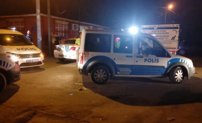 Kocaeli'de çeşitli suçlardan aranan kişi bira şişesiyle polislere saldırdı