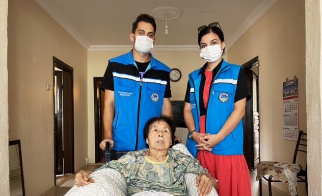 Sakarya'da evinde düşerek yaralanan Japon kadının yardımına Yaşlı Destek Merkezi ekipleri koştu