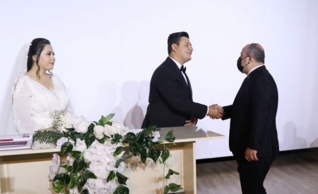 Bakan Varank Kocaeli'de darbedilen basın mensubunun nikah şahitliğini yaptı