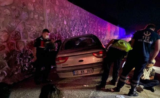 Balıkesir'de trafik kazasında 4 kişi yaralandı