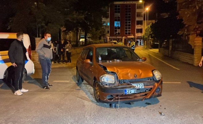 Edirne'de otomobille cipin çarpıştığı kazada 4 kişi yaralandı