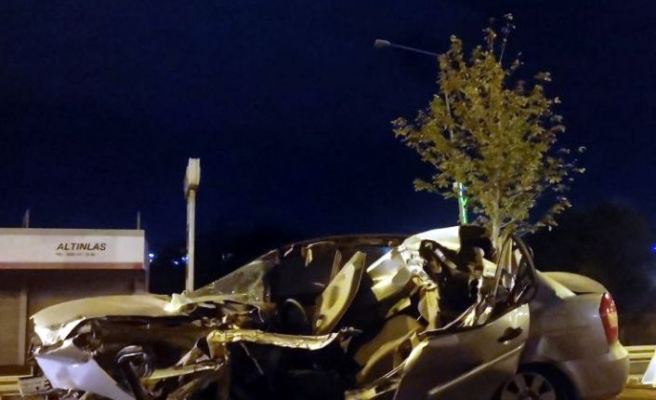 Kocaeli'de park halindeki kamyonete çarpan otomobilin sürücüsü öldü