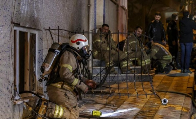Sultangazi'de çıkan yangında 11 kişi dumandan etkilendi
