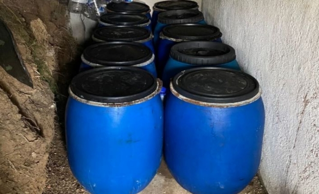 Çanakkale'de bağ evinde 3 bin 235 litre sahte içki bulundu