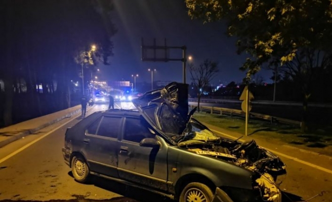 İstanbul'da aracıyla polisten kaçan sürücü Kocaeli'de bariyerlere çarparak yaralandı