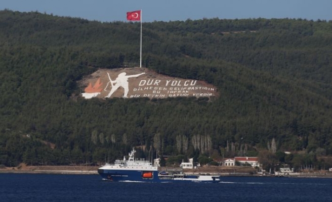 Rus Donanmasına ait tanker Çanakkale Boğazı'ndan geçti