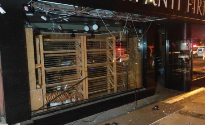 Ataşehir'de  bir iş yerinde meydana gelen doğalgaz patlaması sonucu 1 kişi yaralandı
