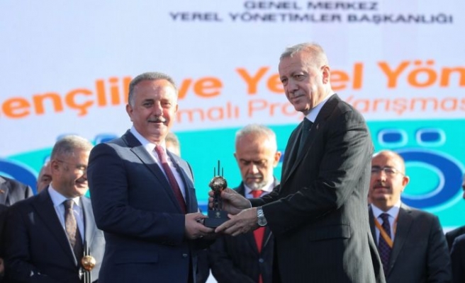 Bağcılar'a Yerel Yönetimler Gençlik Festivali'nde Spor Kenti ödülü verildi