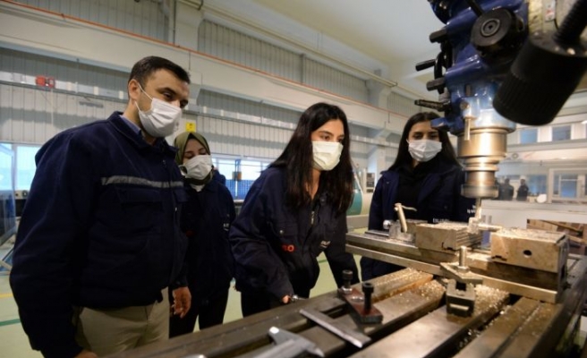 Bursa'da kadınlar CNC operatörlüğü eğitimi alıyor