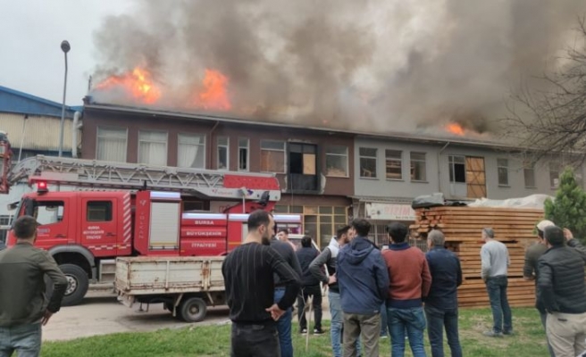 Bursa'da mobilya imalathanesinde çıkan yangına müdahale ediliyor