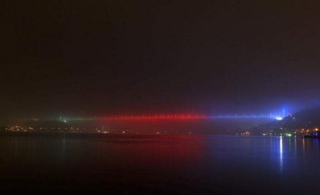 Fatih Sultan Mehmet Köprüsü Azerbaycan bayrağı renklerine büründü