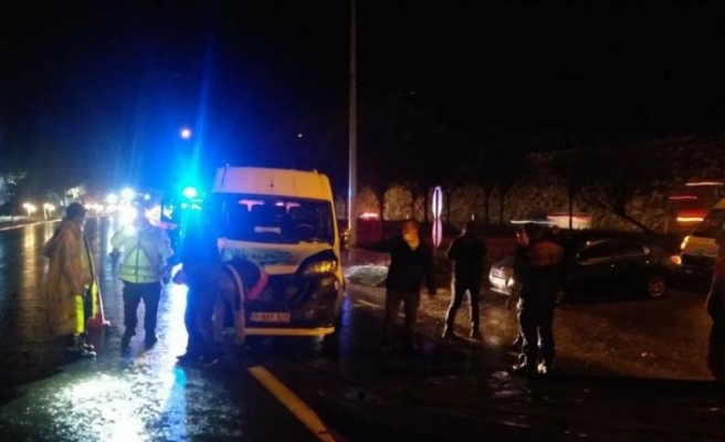 Bilecik'te işçi servisi ile tırın çarpışması sonucu 8 kişi yaralandı