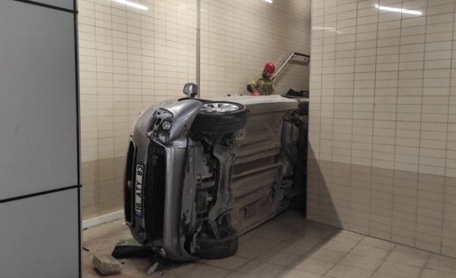Bursa'da aracın metro alt geçidi merdivenlerine düşmesi sonucu bir kişi öldü
