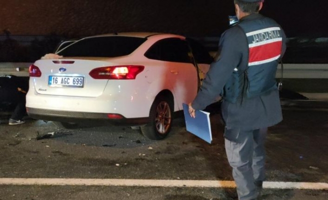 Bursa'da iki otomobilin çarpışması sonucu 3 kişi öldü 2 kişi yaralandı