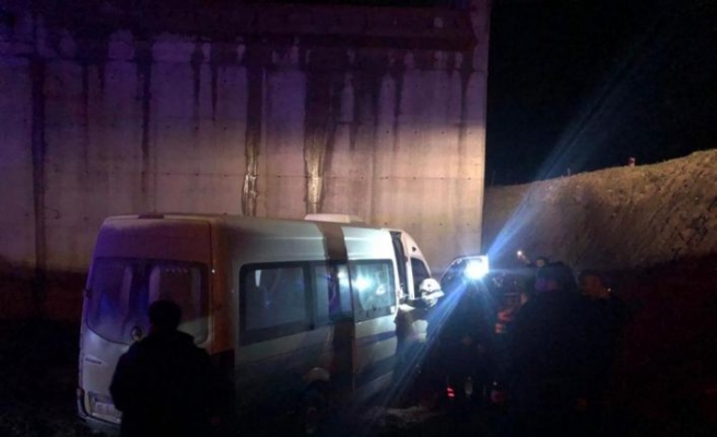Bursa'da servis minibüsü üst geçit inşaat alanına düştü 5 kişi yaralandı