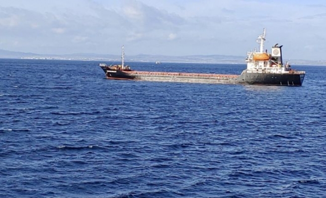 Çanakkale Boğazı'nda arızalanan kuru yük gemisi demir bölgesine çekildi