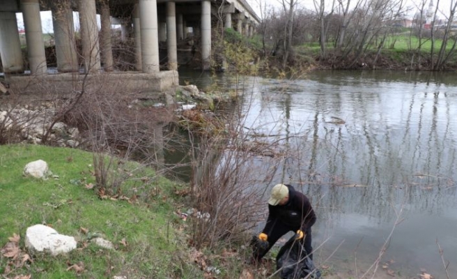 Edirne'de öğrenci ve akademisyenler Tunca Nehri çevresindeki çöpleri topladı