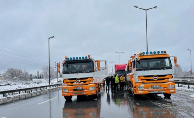 Anadolu Otoyolu Sakarya kesiminde zincirleme kazalar nedeniyle ulaşım aksadı
