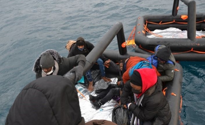 Deniz açıklarında 27 düzensiz göçmen kurtarıldı