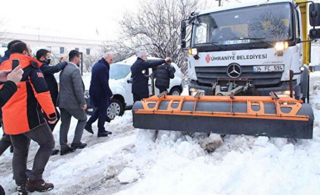 İstanbul'da AK Partili belediyelerle il teşkilatından karla mücadeleye destek